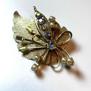 Vintage Elegant Goldtone Leaf Brooch with Glimmering AB Stones & Faux Pearls